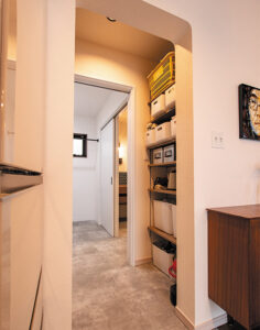 K様邸 パントリー アール壁 リノベーション 写真