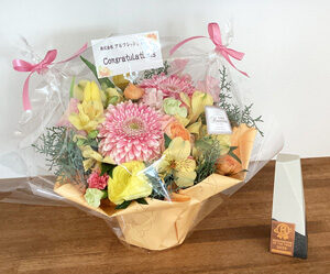 フラワーアレンジメント 盾 写真